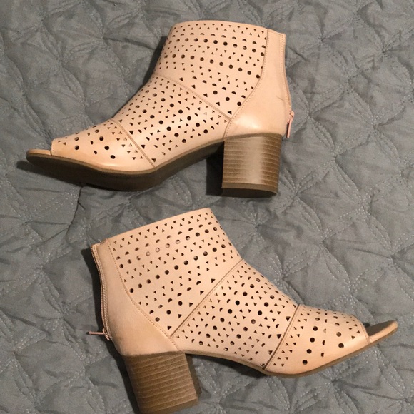 Cream Patterned Boots - Picture 2 of 3